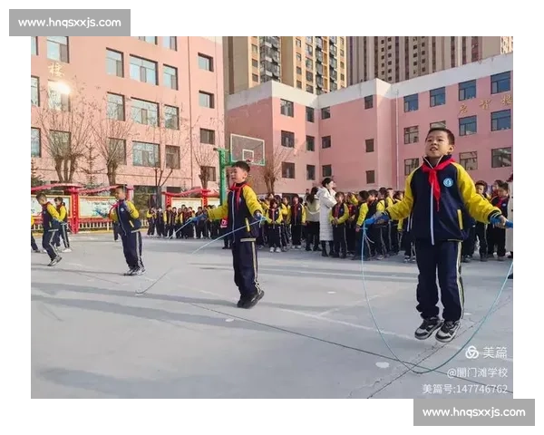 小学生在阳光下奋力跳绳比赛的精彩瞬间与欢乐场景 小学生在阳光下奋力跳绳比赛的精彩瞬间与欢乐场景